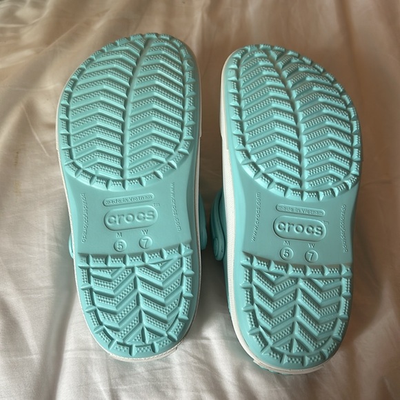 NWOT women’s size 7 Crocs aqua - Picture 4 of 4